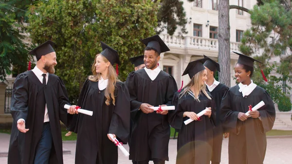 Moderno Gruppo Parco Universitario Studenti Laureati Multirazziali Dopo Laurea Piedi — Foto Stock