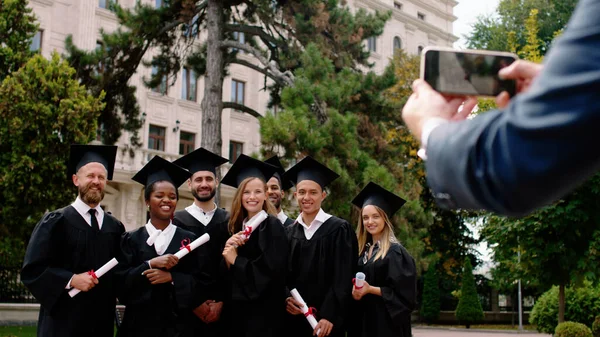Μια Τέλεια Ομάδα Πολυφυλετικών Αποφοίτων Νεαροί Φοιτητές Καπέλα Αποφοίτησης Βγάζουν — Φωτογραφία Αρχείου