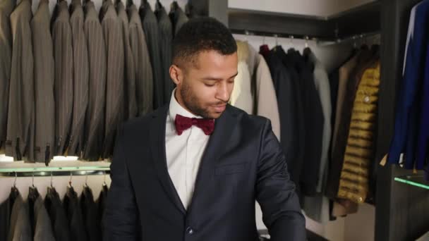 Hombre Guapo Carismático Tienda Trajes Lujo Usan Traje Alta Costura — Vídeos de Stock