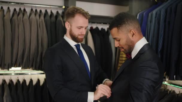 Asesora Hombre Guapo Ayudando Cliente Usar Traje Negro Que Hombre — Vídeos de Stock