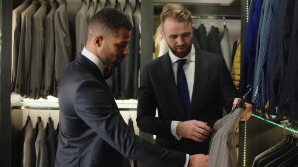 Businessman Have Conversation Consultant Man Suit Shop Try Choose Good – Stock-video