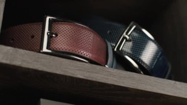 Deri kemer mağazasının vitrinindeki video detaylarını kameranın görüntülerine yakın çekiyoruz. 4k