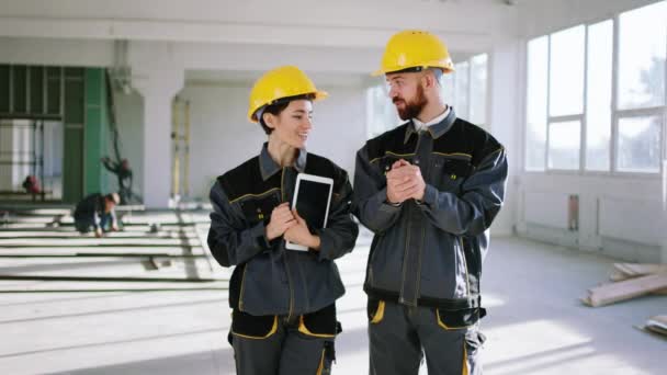 Einem Großen Bau Befindlichen Gebäude Stehen Charismatische Junge Ingenieure Vor — Stockvideo