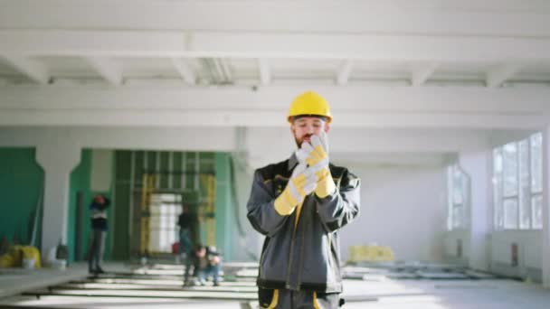 Large Construction Site Building Walking Camera One Construction Worker Posing — Vídeo de Stock