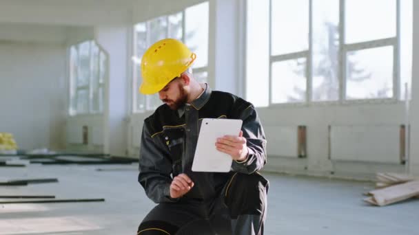 Construction Site Construction Worker Holding Digital Tablet Order Some New — Vídeo de Stock