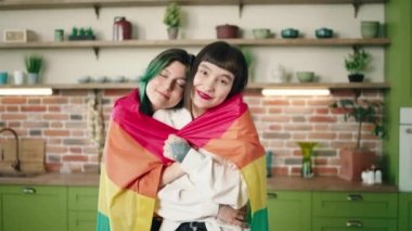 Mutlu lezbiyen çift kahvaltı hazırlıyor. LGTB Konsepti. 4k