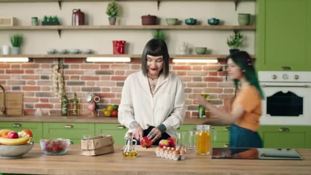 Hermosa Pareja Lesbianas Juntos Cocina Ligera — Vídeos de Stock