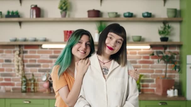 Lgbt Lesbisch Paar Liefde Momenten Keuken Geluk Concept — Stockvideo