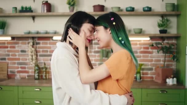 两个女同性恋者在家里 一个是吃水果的女孩 另一个是吃零食的女孩 她的伴侣在手机上播放有趣的视频 同性恋家庭生活幸福 — 图库视频影像