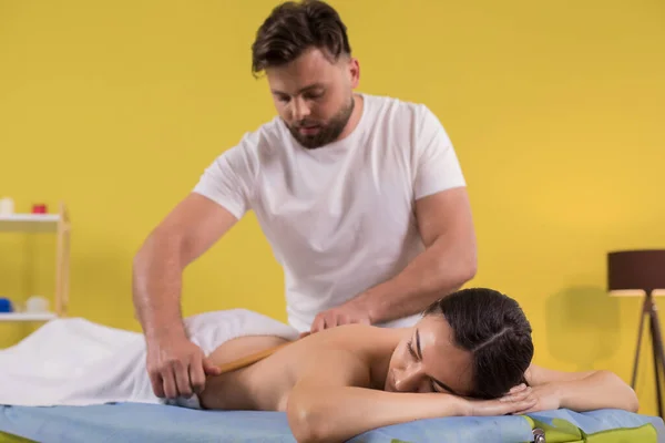 Therapeut Mann Seinem Massageraum Macht Rückenmassage Mit Seinen Ellbogen Praktiziert — Stockfoto