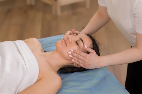 Massagem Cabeça Profissional Salão Spa Mulher Feliz Desfrutar Massagem Relaxada — Fotografia de Stock