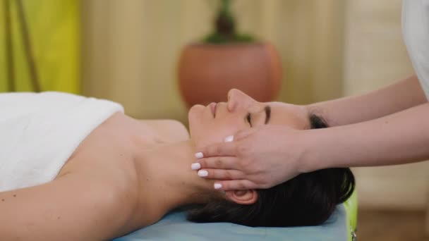 Professional Head Massage Spa Salon Happy Woman Enjoy Relaxed Massage — Vídeos de Stock