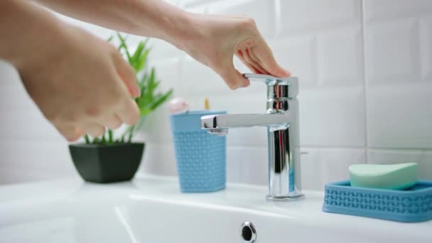 Tomando Detalhes Vídeo Mãos Uma Mulher Lavar Banheiro Com Muito — Vídeo de Stock