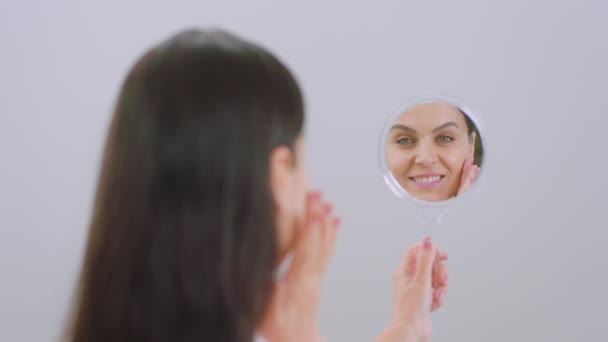 Front Camera White Background Woman Holding Mirror Touching Her Perfect — Vídeos de Stock