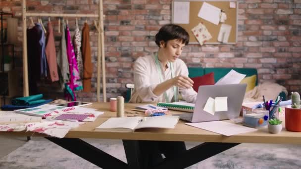 Mode Designerin Sehr Kreativ Machen Einige Neue Design Von Kleidung — Stockvideo