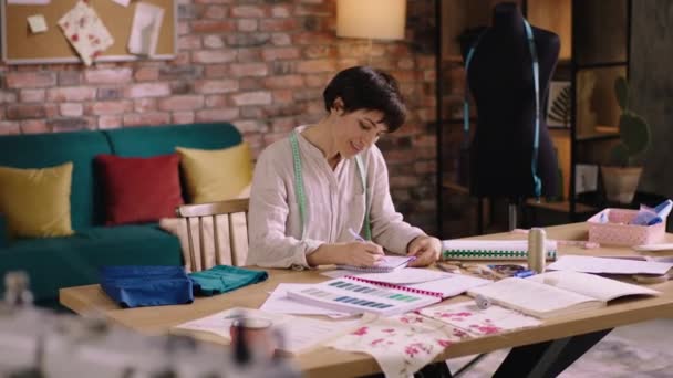 Dalam Mode Modern Menjahit Atelier Fashion Designer Wanita Dengan Senyum — Stok Video