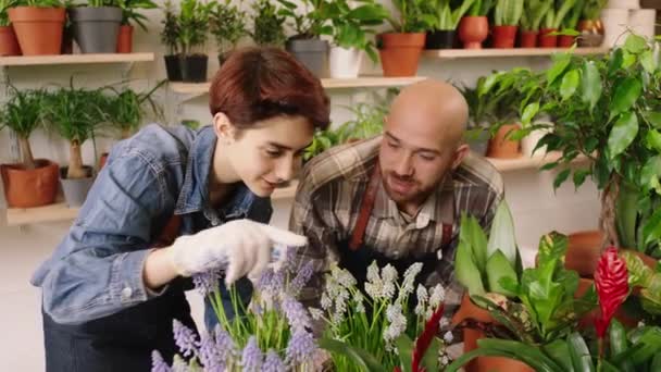Šťastný Pár Mají Své Vlastní Květinářství Které Spolupracují Starat Květiny — Stock video