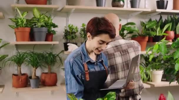 Привлекательный Семейный Бизнес Пары Имеют Цветочный Магазин Работают Вместе Парень — стоковое видео