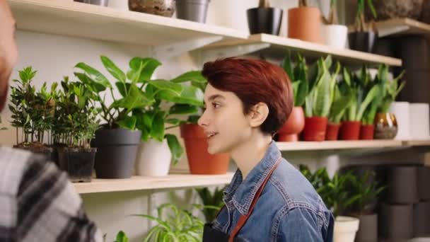 Çiçekçi Bayanın Çiçekçide Müşteriyle Sohbet Etmesinden Memnun Küçük Işletme Girişimcisi — Stok video