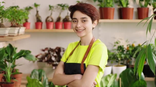 Florionista Proprietário Animado Jovem Posando Frente Câmera Sorrindo Grande Ela — Vídeo de Stock