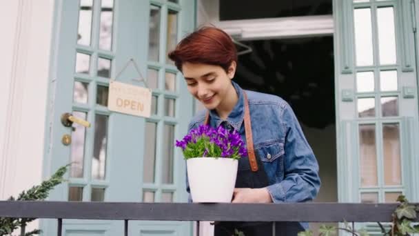 Çiçekçinin Önündeki Çiçekçiden Sonra Gülen Harika Bayan Çiçekçi Tencereye Bakıyor — Stok video