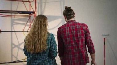 Yakışıklı bir çift olarak evde duvar boyama planını analiz ederken duvarı hangi renge boyayacaklarına karar veriyorlar. 4k