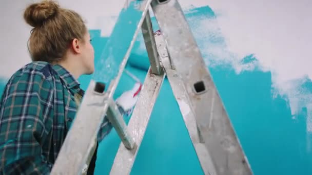 Перед Камерой Женщина Используя Весы Покрасить Высокие Стены Доме Синий — стоковое видео