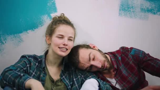 Tired Caucasian Couple Painting Wall Blue Colour Take Break Relax — Vídeo de Stock
