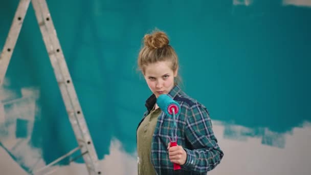 Charismatic Happy Dancing Woman Holding Wall Brush Roller Painting Walls — Wideo stockowe