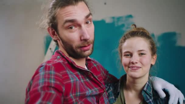 Hübsches Paar Das Hause Ein Selfie Video Macht Während Die — Stockvideo