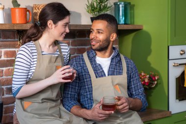 Güzel ve çok ırklı çiftler işe gitmeden önce birlikte kahvaltı ederler. Birlikte çay içerler ve tartışırlar. Çok heyecanlıdırlar. Portre