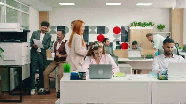 Beautiful Ginger Haired Woman Walks Office Talk Her Two Colleagues — ストック動画