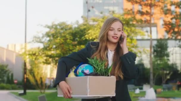 Office Worker Lady Black Suit Holding Her Office Stuff Box — Αρχείο Βίντεο