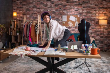 Çatı katı terzisi çılgın terzi iş yerinde dans edip heyecanlanıyor ölçü alıyor ve elbiseyi ölçmeye başlıyor..