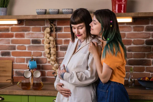 Good Looking Lesbian Couple Very Enthusiastic Standing Country Style Kitchen — Stock Photo, Image