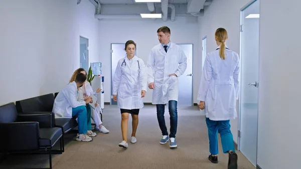Donne Gli Uomini Medici Che Camminano Attraverso Corridoio Moderno Ospedale — Foto Stock