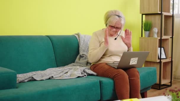 Щаслива Харизматична Стара Жінка Використовуючи Ноутбук Щоб Працювати Дому Сидячи — стокове відео