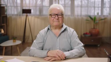 Karizmatik bir ihtiyarın kamerasının önünde kameraya bakıp karizmatik bir poz vermek. ARRI Alexa Mini 'de çekilen