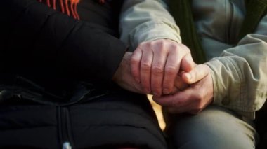 Kameranın önünde, soğuk bir günde bir kadınla erkeğin çok romantik bir şekilde el ele tutuşmalarını izliyoruz. ARRI Alexa Mini 'de çekilen.