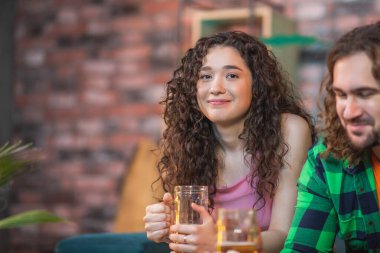 TV kanalında en sevdikleri spor maçını izleyen harika görünümlü çift favori takım kazandığında heyecanlanır ve birbirlerine sarılırlar. Portre...