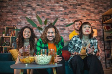 İyi görünümlü çok ırklı bir grup arkadaş televizyonda maç sonuçlarını izledikten sonra heyecanlanır ve favori takımları kazanır birbirlerine sarılmaya ve gülümsemeye başlarlar. Portre