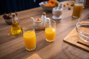Mutfakta masada cam taze portakal ve meyve suyu ile kesme tahtası.
