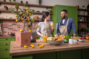 Mutfak adasındaki kameranın önünde çok ırklı çiftlerin birbirlerine çok romantik bir şekilde sarıldıkları video detaylarını ele alıyoruz..