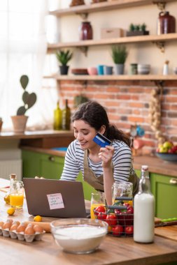 Sabah mutfakta kredi kartını kullanarak internetten alışveriş yapan bir bayanı heyecanlandırdı. Bilgisayarına bir şeyler yazdı. Portre