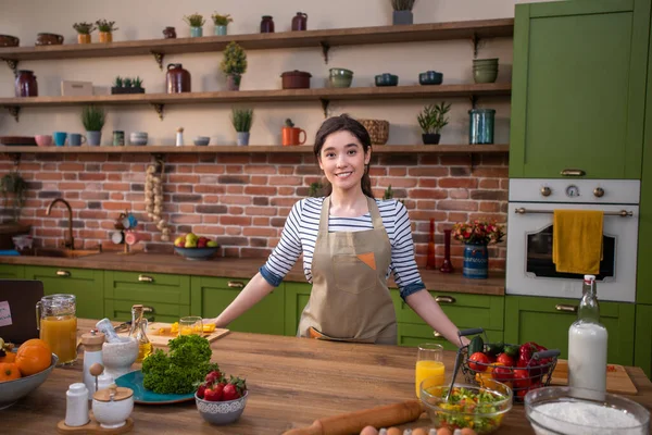 Happy Charismatic Woman Kitchen Island Morning Smiling Large Front Camera — Stockfoto