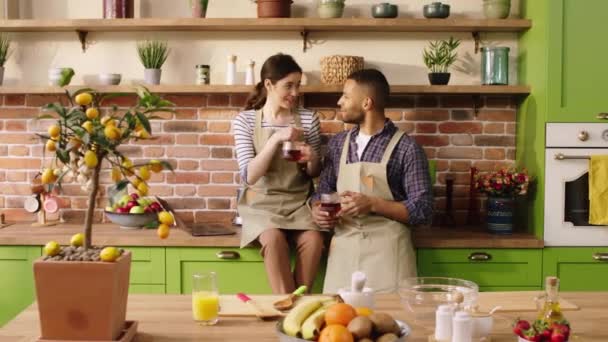 Beautiful Multiracial Couple Have Breakfast Together Work Discussing Drinking Tea — Vídeo de Stock