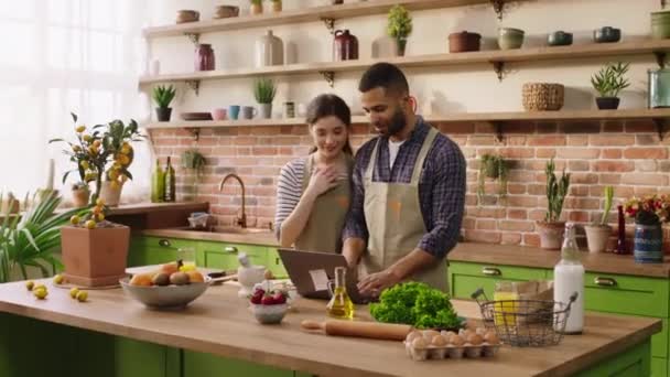 Grand Temps Pour Couple Cuisine Multiraciale Ensemble Dîner Ils Jettent — Video