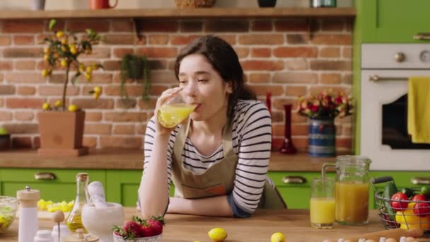 Voor Camera Goed Uitziende Vrouw Het Keukeneiland Drinken Wat Vers — Stockvideo