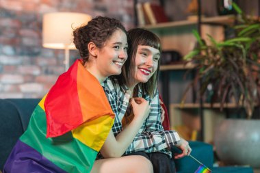 Arkadaşlık eşitliği özgürlüğü kavramı LGBT mutlu lezbiyen çift bebek bekliyor bayanlardan biri hamile ve partneri karnına sarılıyor. Portre