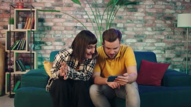 Woonkamer Opgewonden Paar Kijken Voetbal Wedstrijd Smartphone Zijn Blij Als — Stockvideo